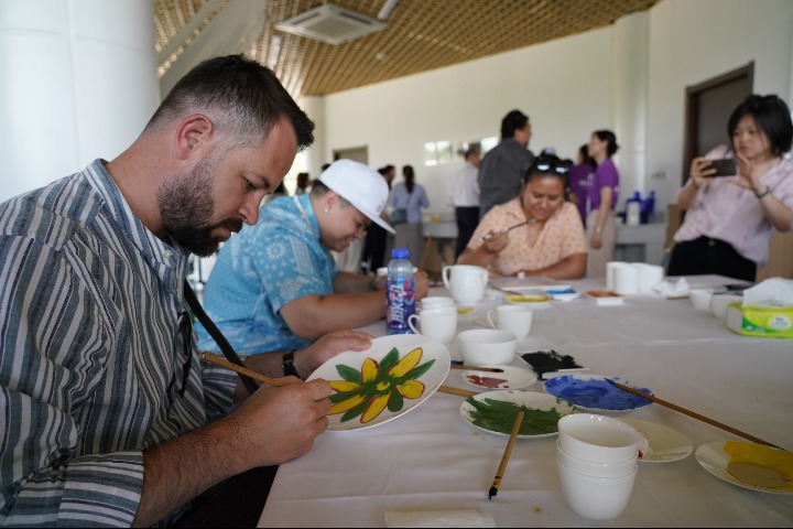 Foreigners visit Tangshan industries