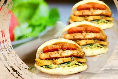 Stuffed pancake serves as mouth-watering street snack in Jining