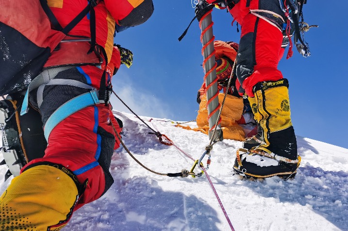 Snow atop Qomolangma much deeper than thought