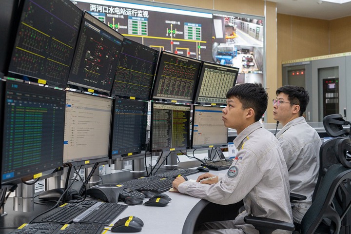 China's mega hydro-PV complementary power station goes operational