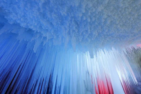 Ice cave in Shanxi offers respite from summer heat