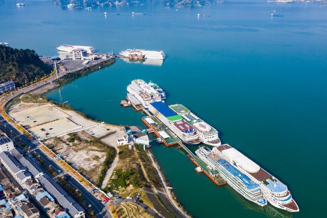 Docked ships use electricity from shore for cleaner air
