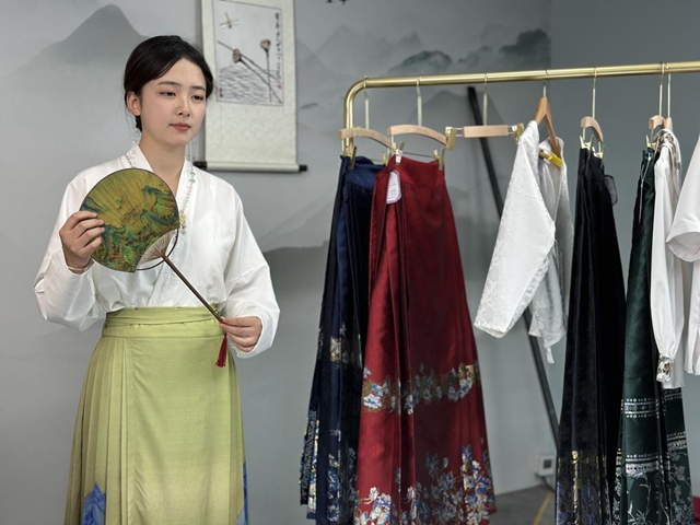 Hanfu sales gaining popularity via livestreaming