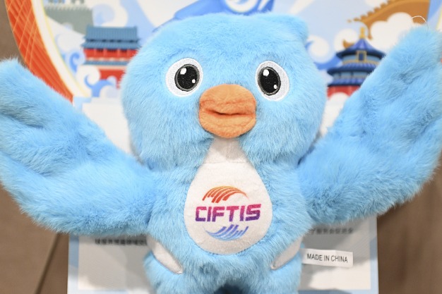 China revs up service trade in its opening-up endeavors