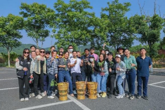 International students experience traditional Chinese medicine in Nanjing