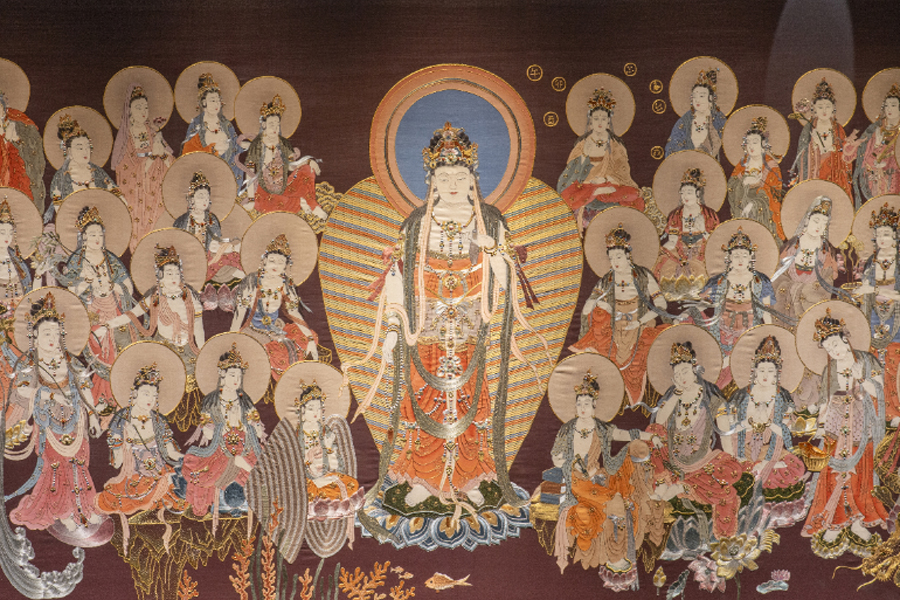 Henan exhibition presents embroidery works made by peacock feathers and gold thread