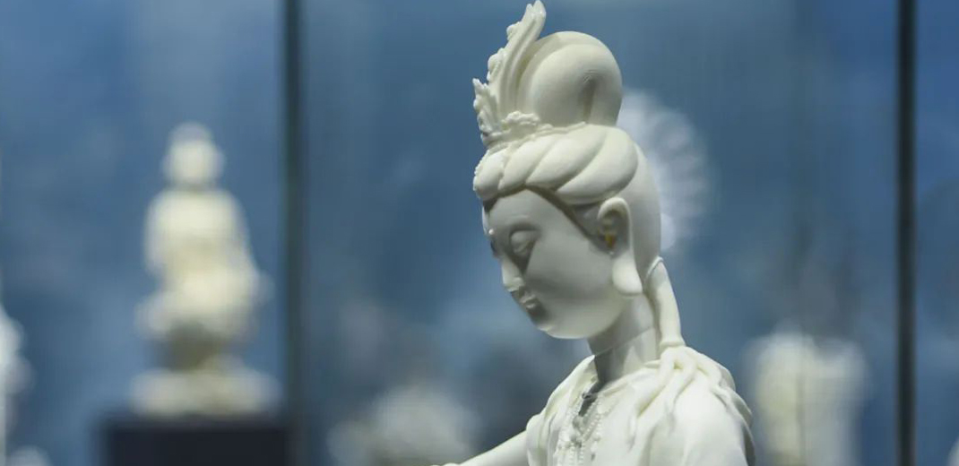Ancient treasures and contemporary artworks of Dehua white porcelain exhibited in Beijing