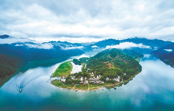 Refreshing spring views of Huangshan city