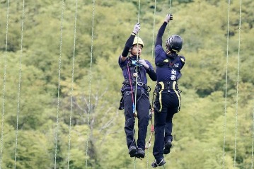 International rope rescue teams compete in Chongqing