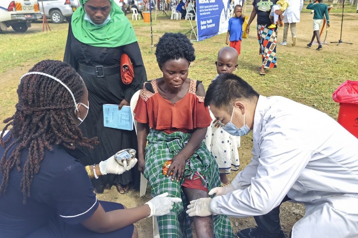 CNOOC partners with Chinese team to offer free medical examinations in Uganda