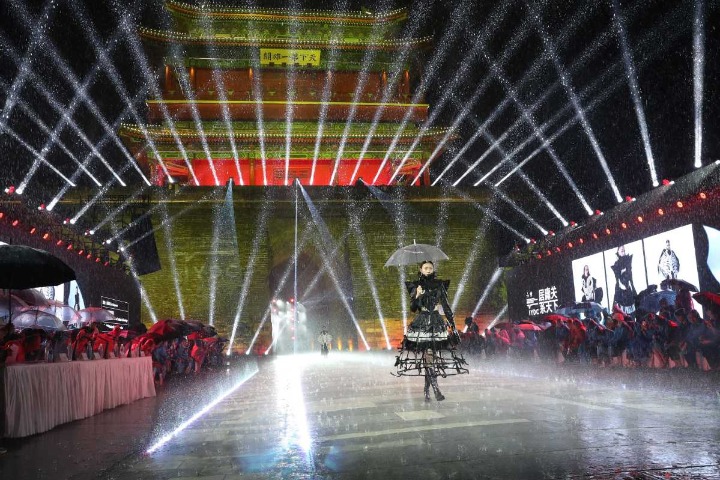 Beijing Juyongguan Great Wall hosts fashion show