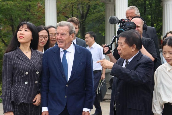 Germany's Schroder visits university to promote exchanges