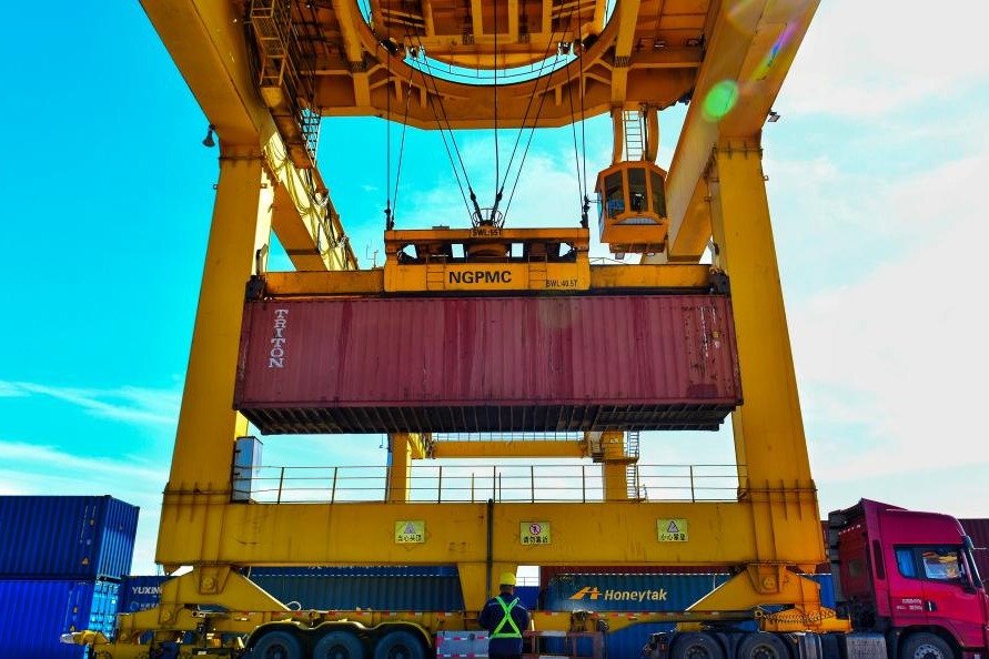 Horgos Port channels fresh Chinese fruit to Kazakhstan