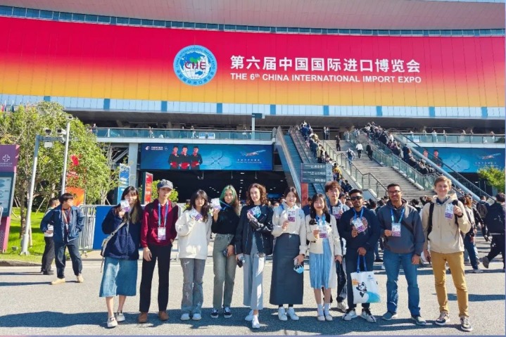 Shanghai University intl students visit 6th CIIE
