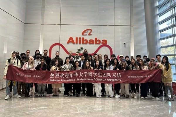 Intl students explore Alibaba Binjiang Park in Shanghai