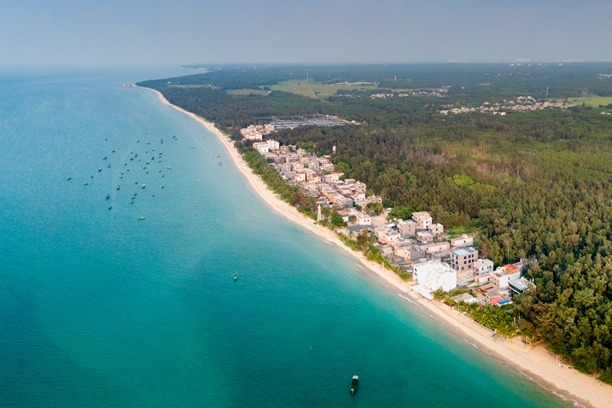 Slow-paced coastal town reels in tourists in Hainan