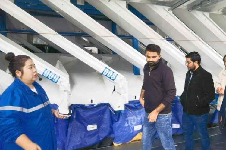 Students impressed by Yubei logistics hub