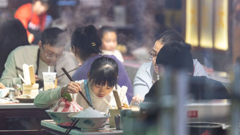 China's consumption market warms up in cold winter