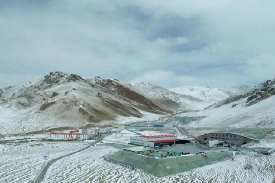Longest highway tunnel under construction makes new success in Xinjiang