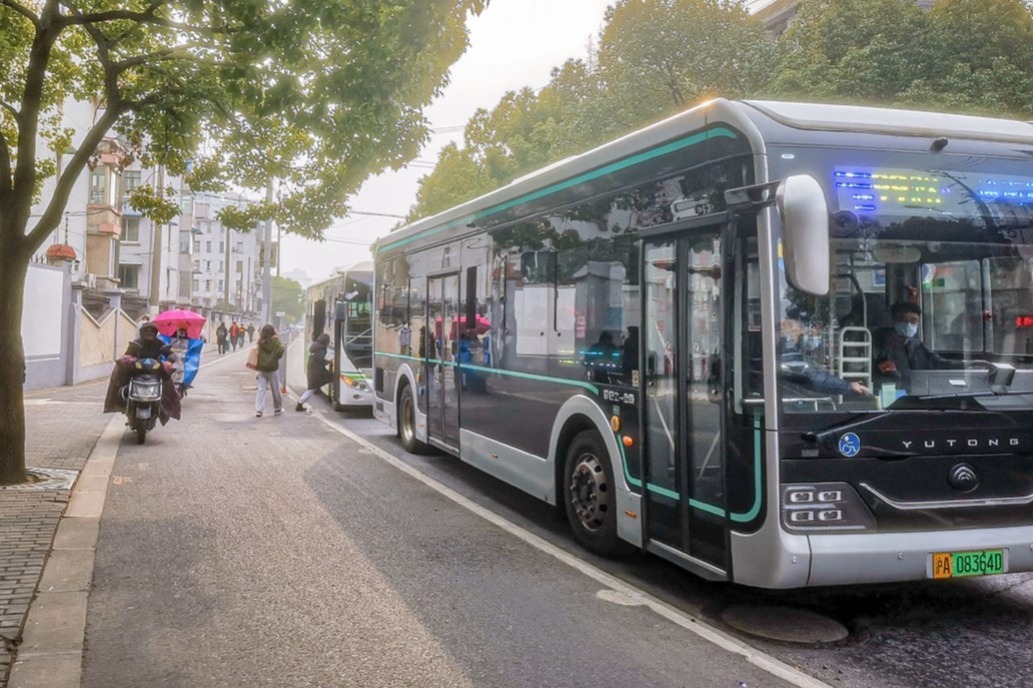 Public transport made easier for foreigners in Shanghai