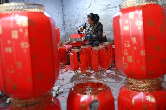 Traditional sheepskin lantern craft thrives in Shanxi
