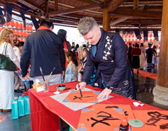 Foreign experts in Guangxi experience traditional culture