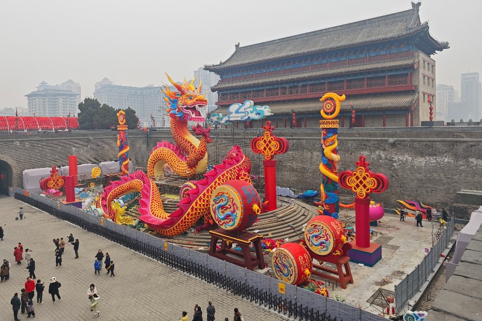 Experience the grandeur of Xi'an's lantern festival dragon