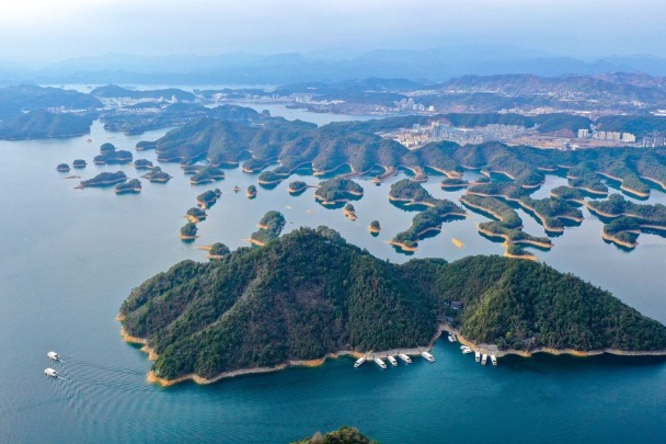 Tourists admire the beautiful scenery of Qiandao Lake in Hangzhou