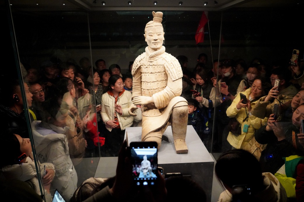 Longer Spring Festival holiday sparks travel frenzy