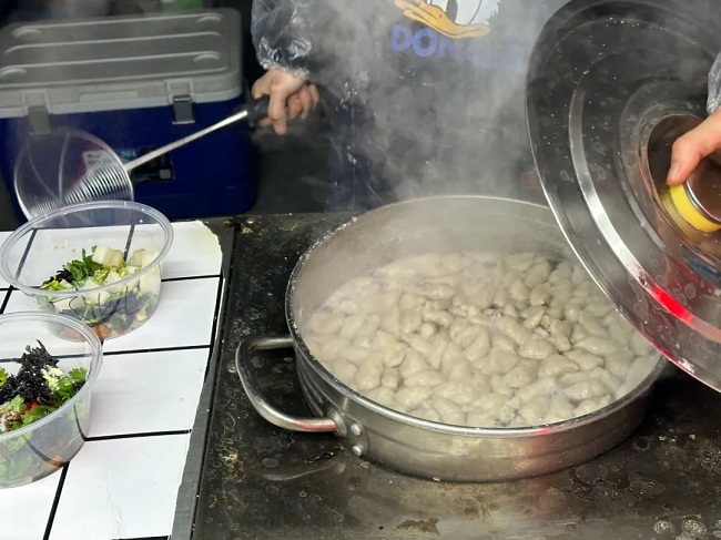 Meatball business thrives in night market in Nantong