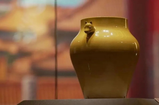 Explore diverse colors in glazed ceramics on display in Beijing