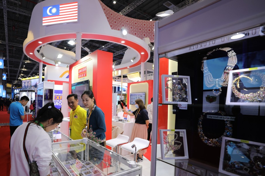 Malaysia ramps up tourism target with new yearlong visa-free entry policy