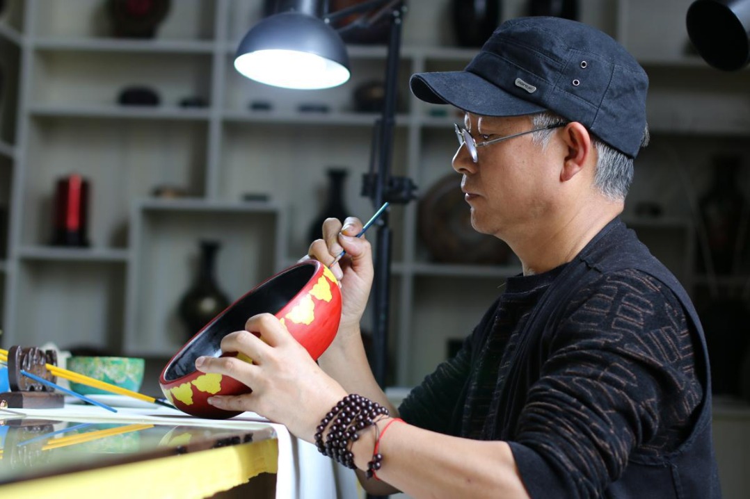 Traditional Dafang lacquerware regains energy in Guizhou
