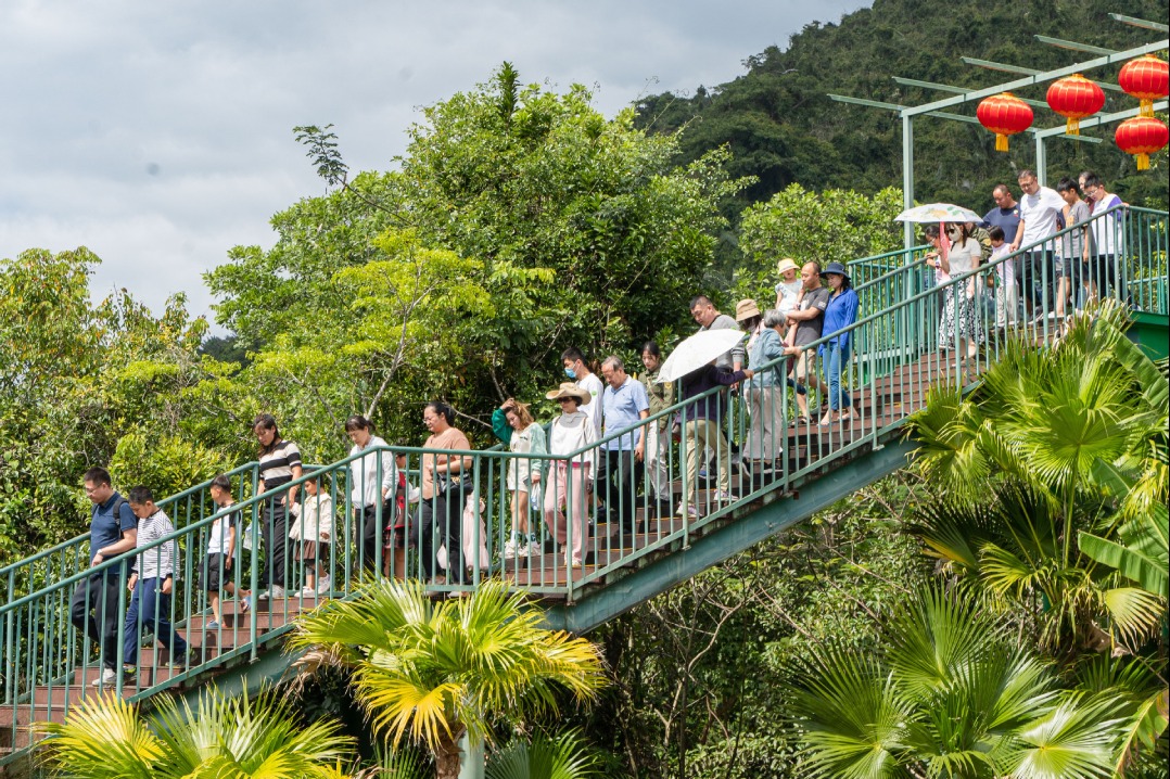 Visa-free policy attracts visitors to Hainan