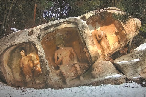 Painter helps make Buddhas whole at grottoes from Sui Dynasty era
