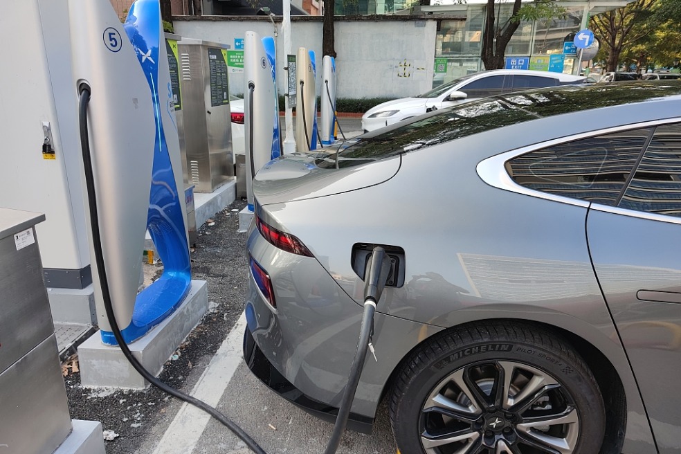 Ministry to add more charging piles for new energy vehicles on freeways