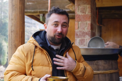 Foreign reporter brews Miao rice wine in Guizhou