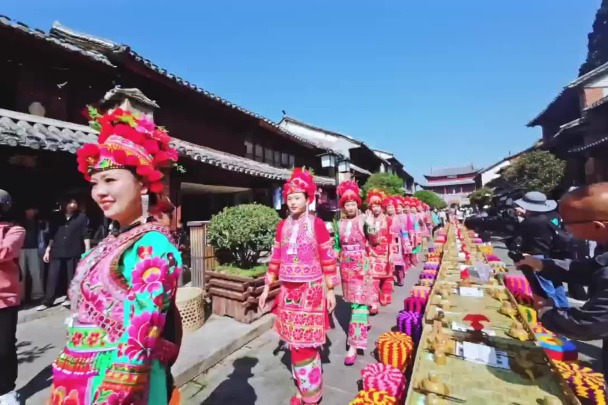 Video: A thousand people share the long street banquet