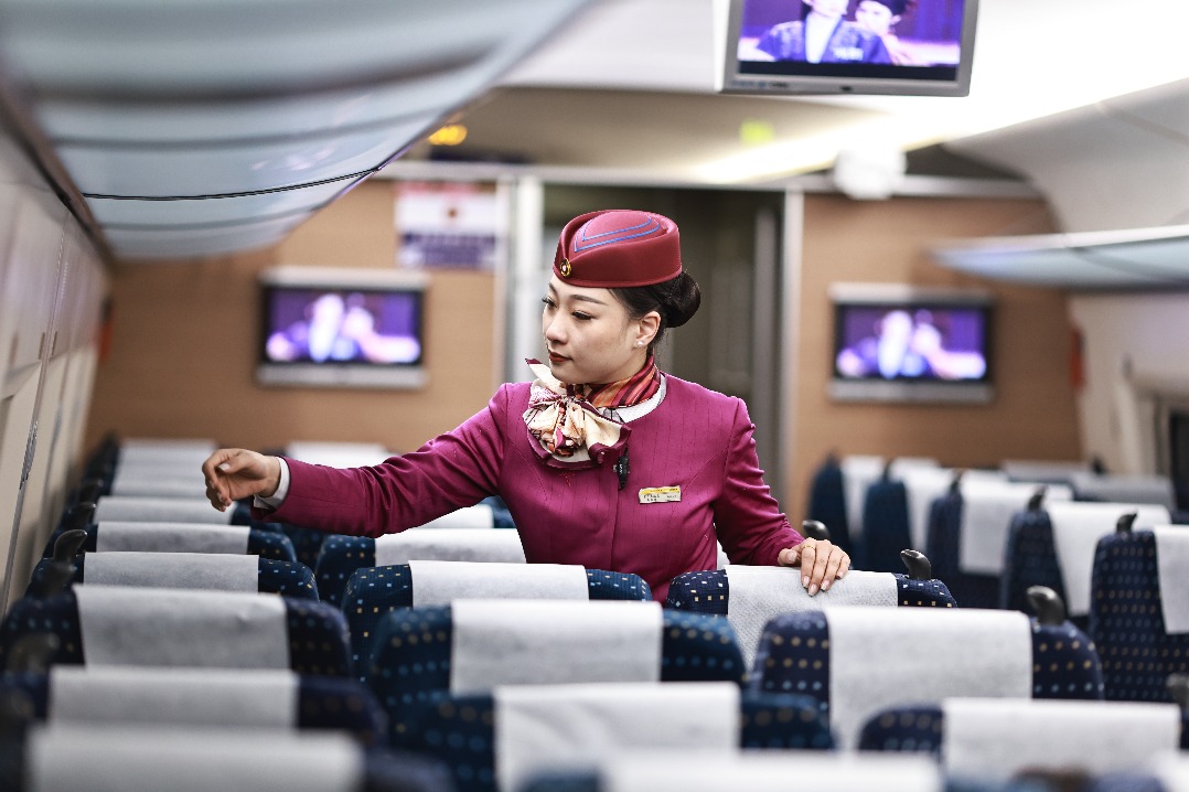 Post-90s train attendant embodies volunteer spirit