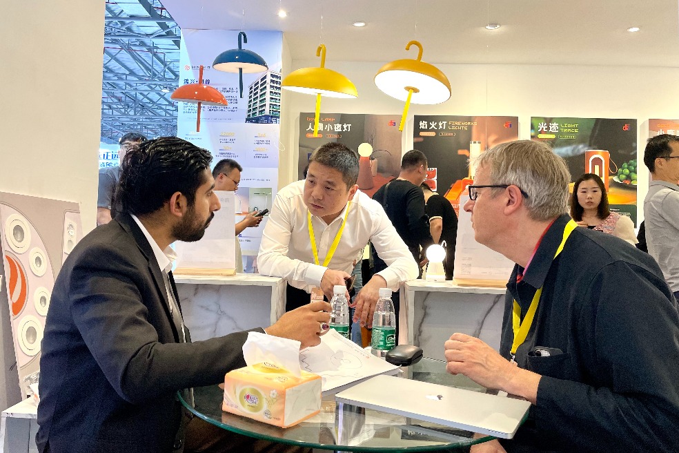 International buyers flock to a lighting fair in Zhongshan