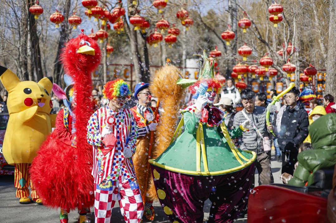 Changchun's first clown carnival delights visitors