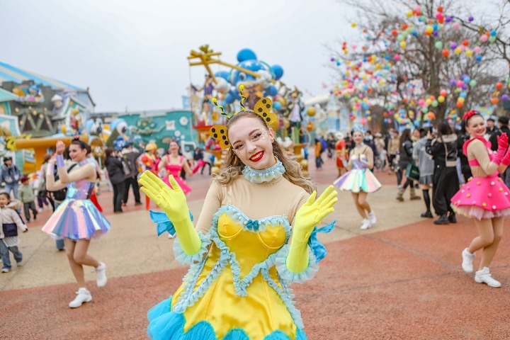 Dalian theme park’s grand opening greets visitors with floral fantasy