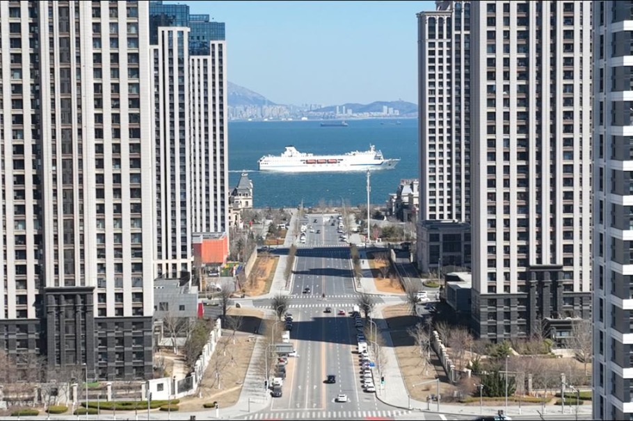 Dalian's scenic road draws tourists