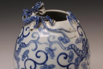 Blue-and-white jar decorated with dragon and cloud motifs