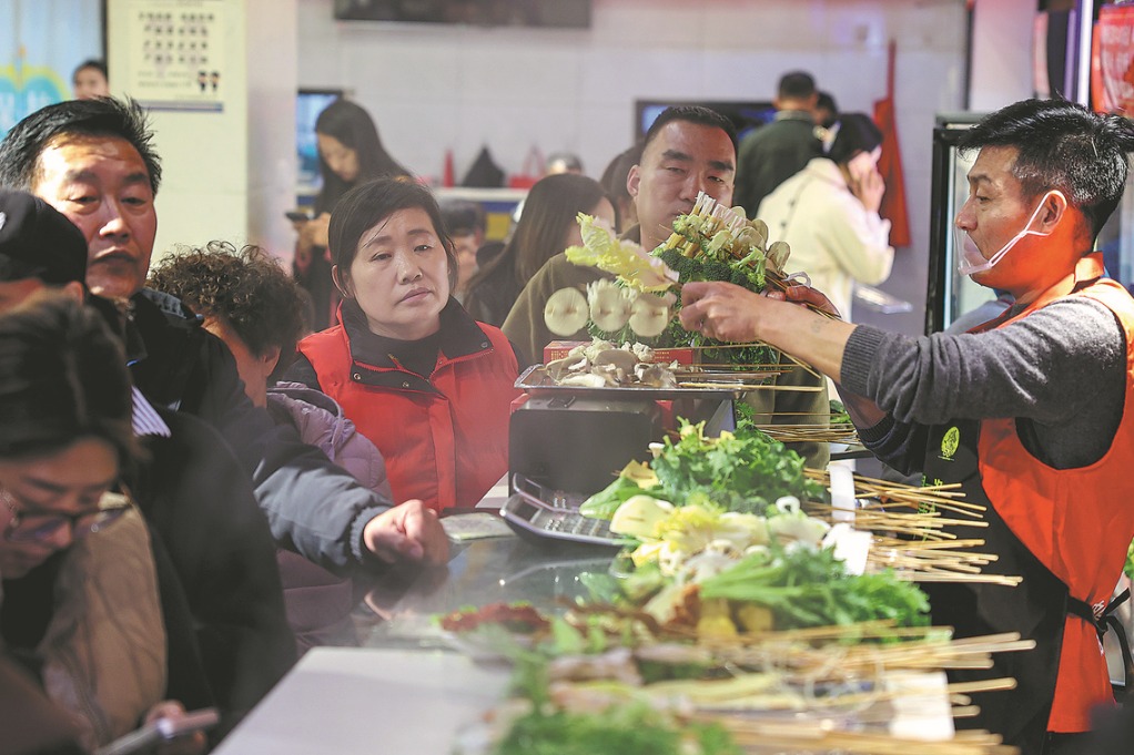 Online hype draws travelers to cities during Tomb Sweeping Day holiday