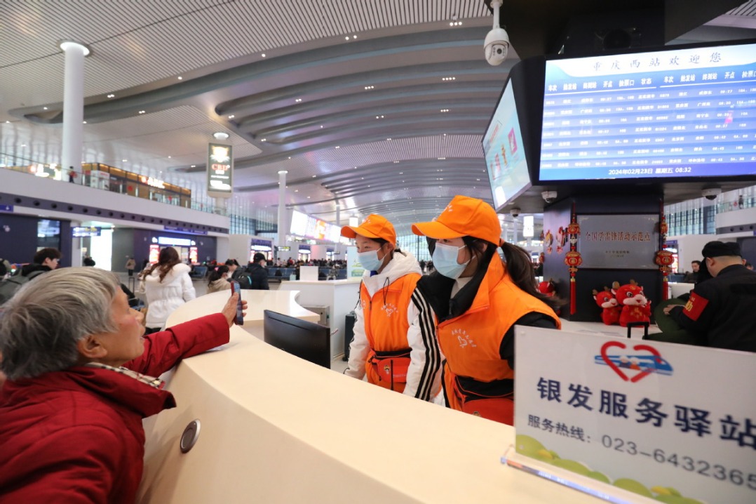 China improves tourist payment options for elderly, international travelers