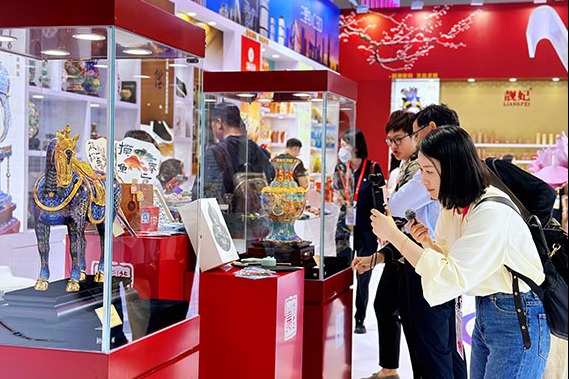 Artworks shine at the international consumer products expo