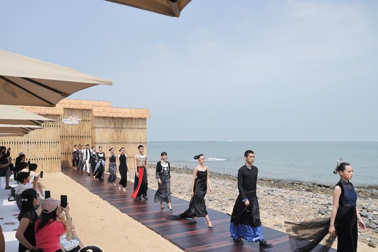 Li ethnic culture takes center stage at Hainan Fashion Week