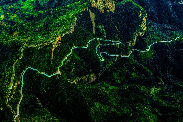 Explore the majestic Zhuizishan Great Wall and its ancient road