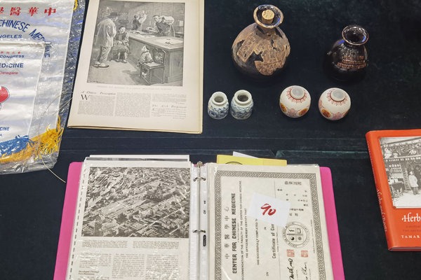 Collectors donate rare cultural relics to Overseas Chinese Museum in Beijing